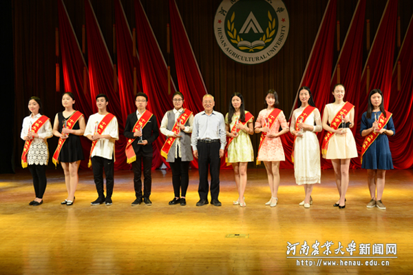 副校长谭金芳为大学生“大雅之星”颁奖 副校长谭金芳为大学生“大雅之星”颁奖