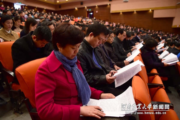 与会代表认真学习、审议各项工作报告 与会代表认真学习、审议各项工作报告