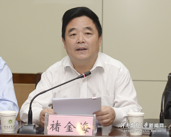 校党委副书记、工会主席褚金海宣读近五年来获得校级以上关心下一代工作先进集体和先进个人名单 校党委副书记、工会主席褚金海宣读近五年来获得校级以上关心下一代工作先进集体和先进个人名单