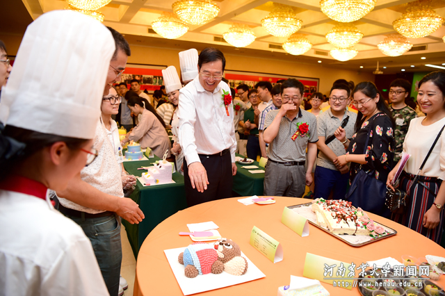 校党委书记程传兴查看参赛作品