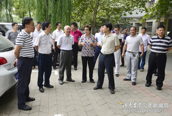 校领导查看新学期开学准备工作 校领导查看新学期开学准备工作