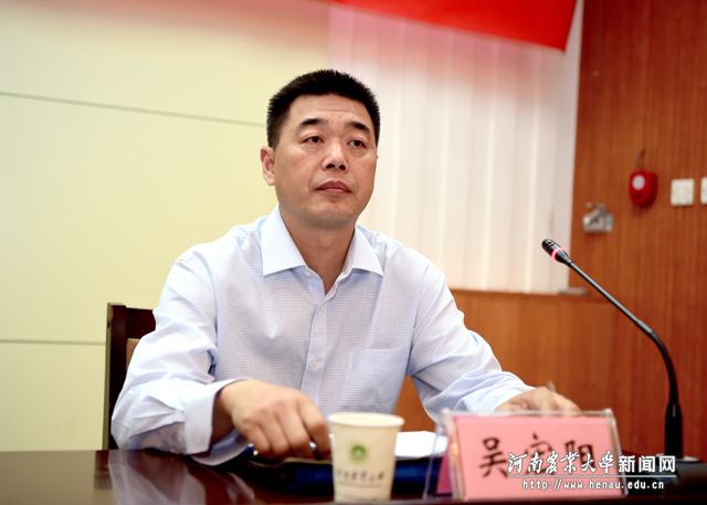 省委组织部干部教育处处长吴宏阳宣读分组情况