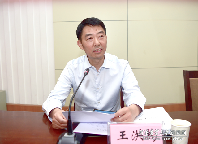 校党委副书记王洪彬主持开班仪式