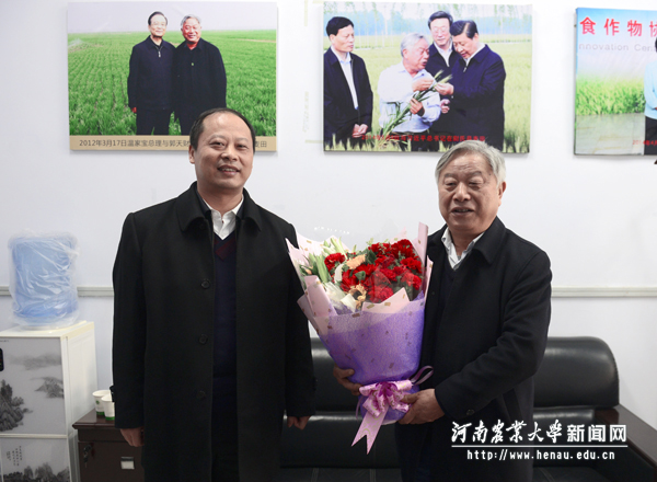 中国教科文卫体工会巡视员钱磊代表中华全国总工会为郭天财教授送上鲜花表达祝福