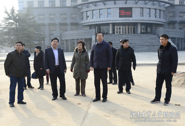 校党委书记程传兴、副校长柳娜在北门口了解安全工作情况