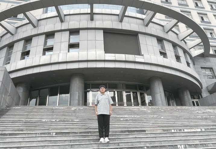 2022级林学院林学类五班闫畇畇在文化路校区工程楼