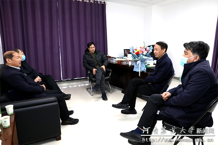 校党委书记魏蒙关、校长介晓磊在龙子湖校区看望张改平院士