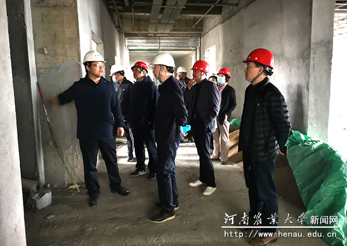 校党委书记魏蒙关在创新大厦在建工地查看建设情况 校党委书记魏蒙关在创新大厦在建工地查看建设情况