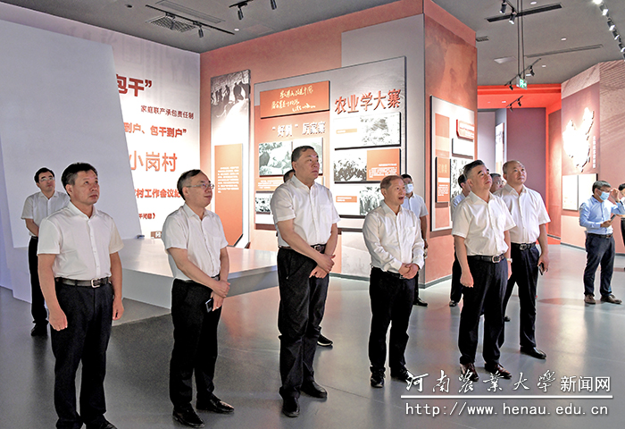 校长介晓磊一行参观山东土地集团“百年党史·百年土地”展览馆 校长介晓磊一行参观山东土地集团“百年党史·百年土地”展览馆
