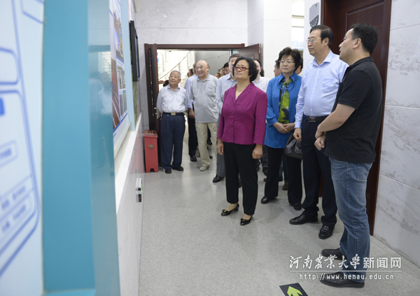 李卫红一行参观中原农村信息港 李卫红一行参观中原农村信息港