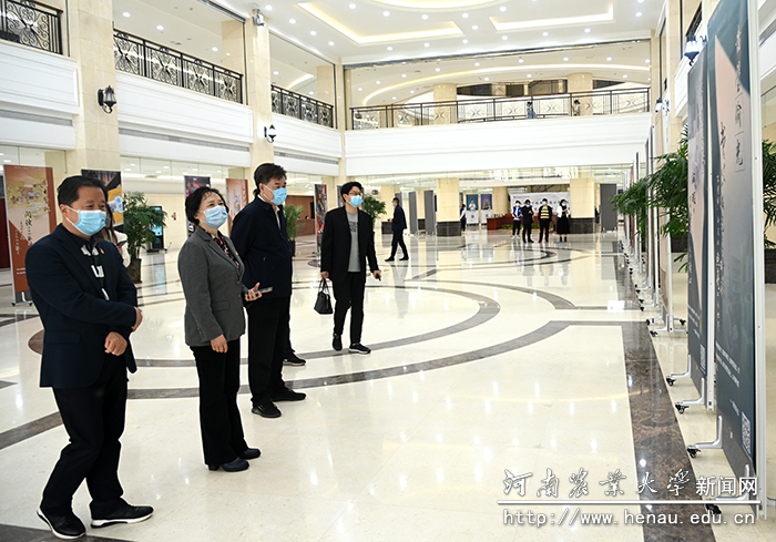 与会师生参观“品阅天下经典· 放逐心灵远航”主题展览