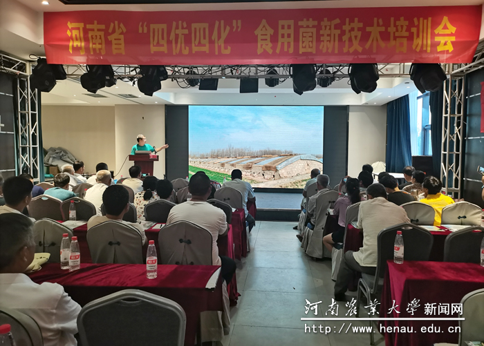 申进文教授为当地群众讲解食用菌技术