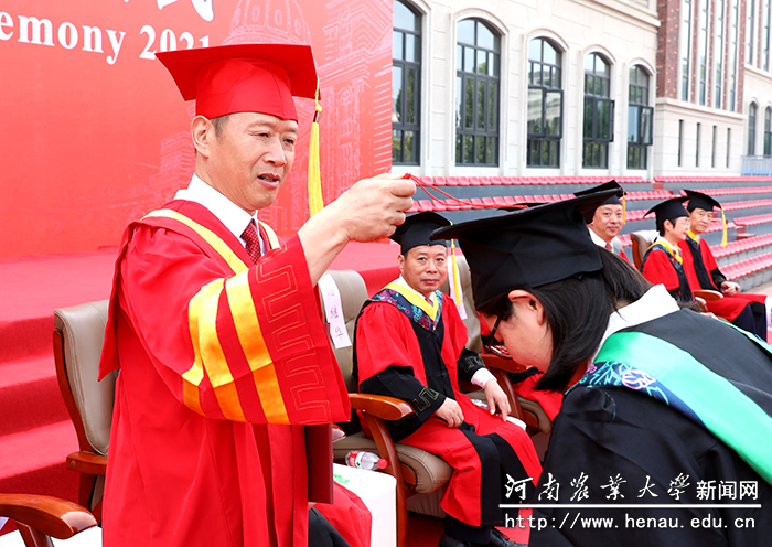 校长介晓磊为毕业生拨正流苏并发表讲话 校长介晓磊为毕业生拨正流苏并发表讲话