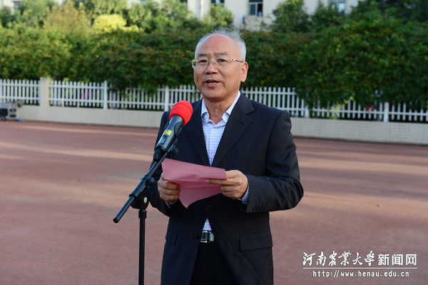 副校长谭金芳主持升旗仪式 副校长谭金芳主持升旗仪式