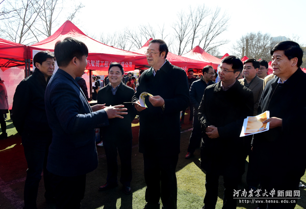 水印——校党委书记程传兴和回母校招聘的校友企业家亲切交谈 水印——校党委书记程传兴和回母校招聘的校友企业家亲切交谈