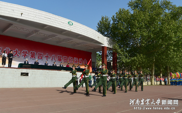 4月13日,天气晴朗,清风拂面。文化路校区运动场一片欢腾的景象。安博官方网站第48届田径运动会正式拉开序幕。 4月13日,天气晴朗,清风拂面。文化路校区运动场一片欢腾的景象。安博官方网站第48届田径运动会正式拉开序幕。