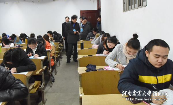 校长、中国工程院院士张改平,校党委副书记、工会主席褚金海查看考试工作 校长、中国工程院院士张改平,校党委副书记、工会主席褚金海查看考试工作