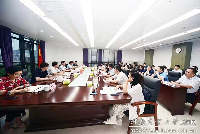 学校召开哲学社会科学科研骨干座谈会
