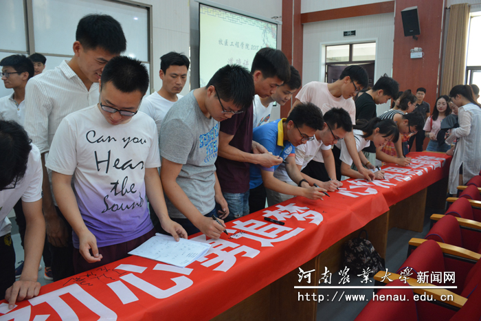牧医学院毕业生纷纷在条幅上郑重签名 牧医学院毕业生纷纷在条幅上郑重签名