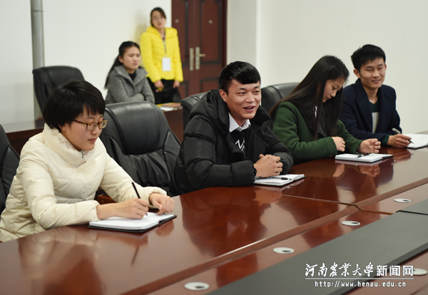 学生代表在座谈会上发言 学生代表在座谈会上发言