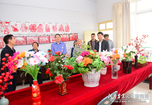 校领导参观展览