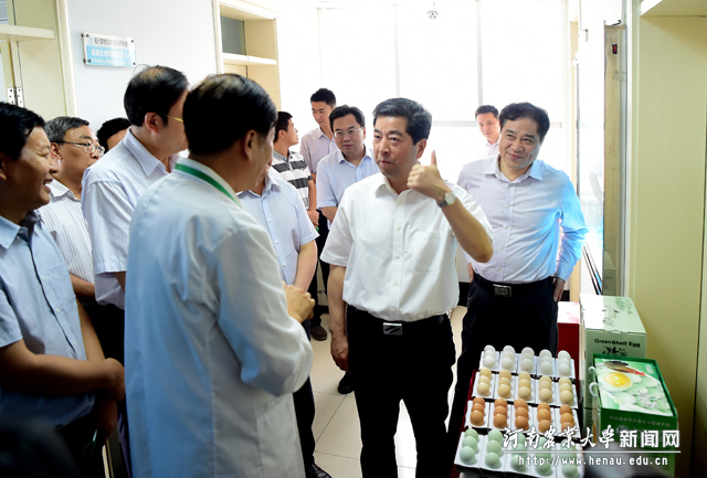 省长陈润儿视察安博官方网站，听取康相涛教授介绍情况4