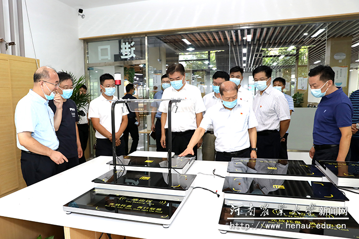校长介晓磊一行到餐厅调研指导工作