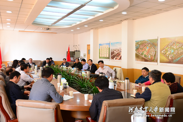 校党委书记程传兴,校长、中国工程院院士张改平认真听取大家发言 校党委书记程传兴,校长、中国工程院院士张改平认真听取大家发言