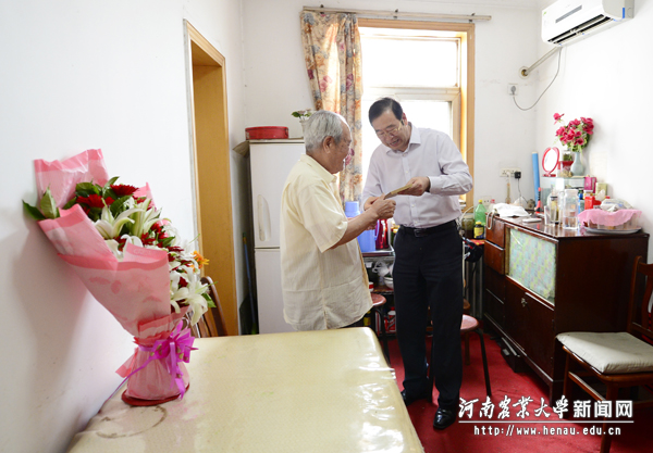 校党委书记程传兴看望慰问老党员高仲贤