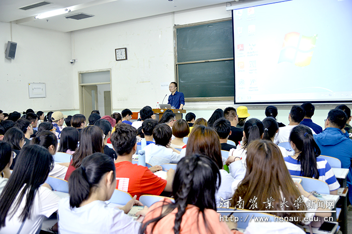 澎湃新闻记者段艳超来校为学生作报告 澎湃新闻记者段艳超来校为学生作报告