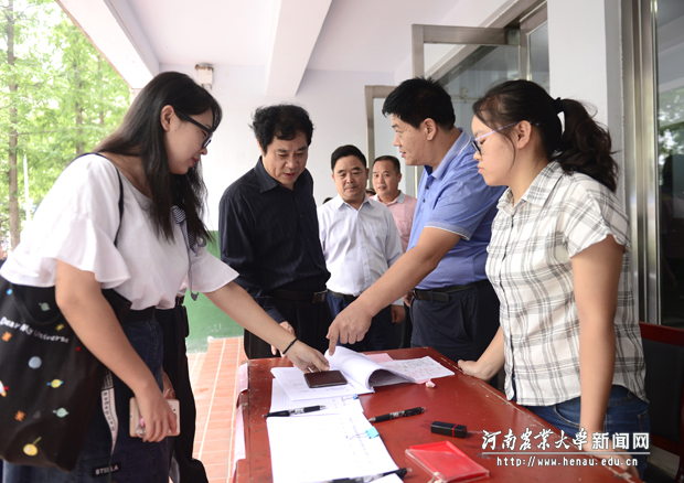 校领导查看学生报到情况