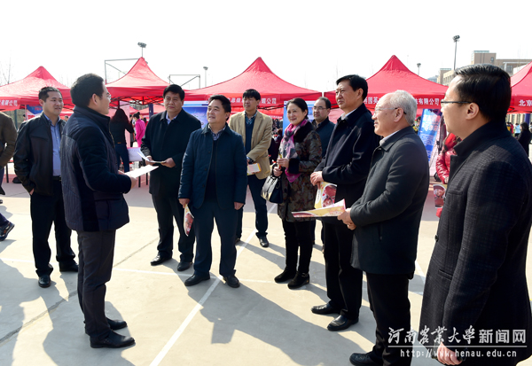 水印——校领导听取招聘单位负责人介绍情况 水印——校领导听取招聘单位负责人介绍情况