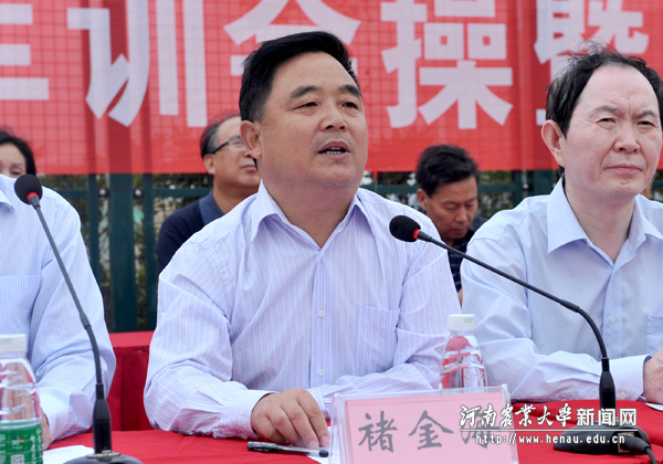 校党委副书记、工会主席褚金海主持军训会操暨表彰大会 校党委副书记、工会主席褚金海主持军训会操暨表彰大会