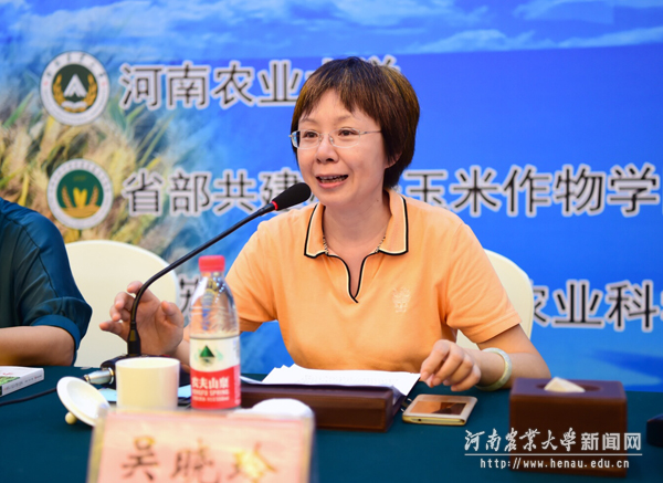 农业部种子管理局副局长吴晓玲在会上讲话