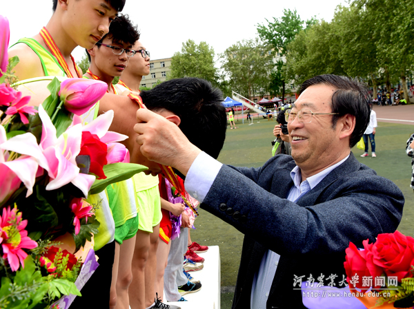 有没有被幸福淹没的感觉?校党委书记程传兴亲自为你颁奖哦! 有没有被幸福淹没的感觉?校党委书记程传兴亲自为你颁奖哦!