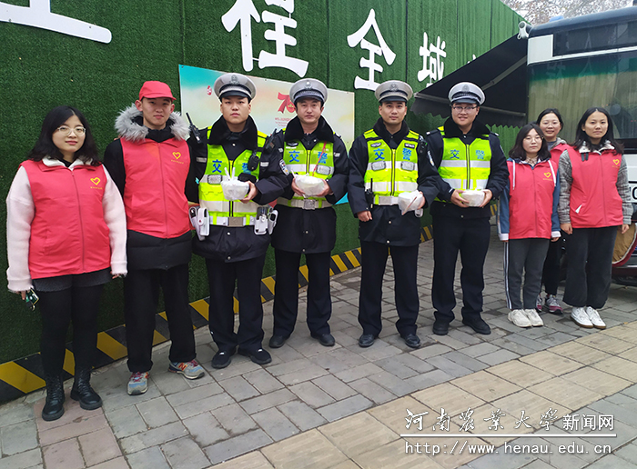 学生为交警同志送饺子