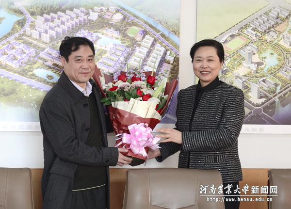副省长王艳玲为校长、中国工程院院士张改平送上鲜花、表达祝福