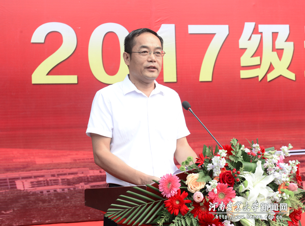 烟草学院许自成老师作为教师代表致辞