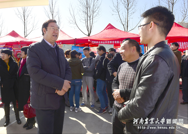 校党委书记程传兴与用人单位负责人交流询问毕业生有关情况 校党委书记程传兴与用人单位负责人交流询问毕业生有关情况