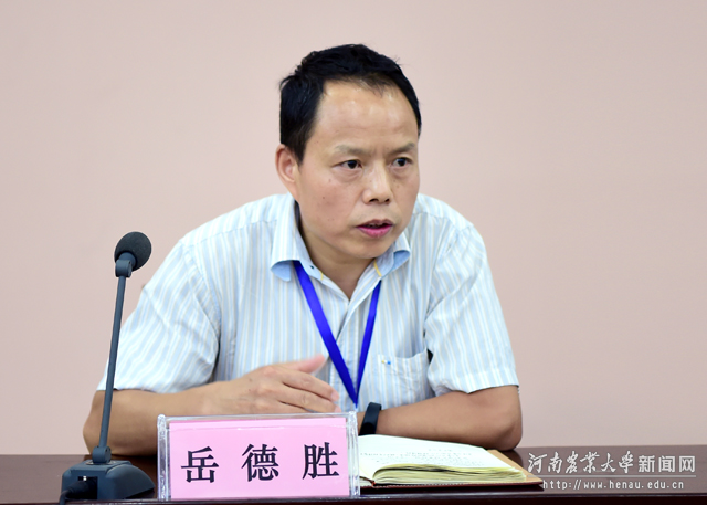 省教育厅高教处副处长岳德胜作会议安排