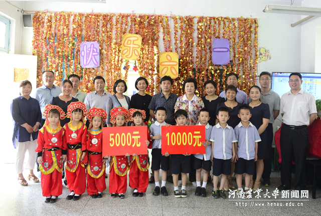 校领导看望幼儿园小朋友