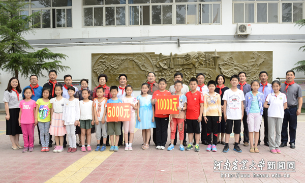 校领导看望慰问附小师生 校领导看望慰问附小师生