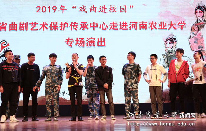 演员与大学生进行互动 演员与大学生进行互动