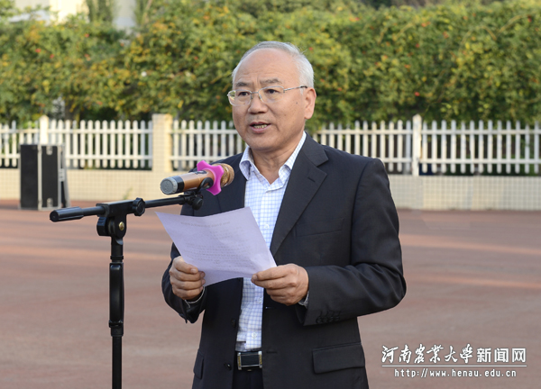 副校长谭金芳主持升旗仪式 副校长谭金芳主持升旗仪式