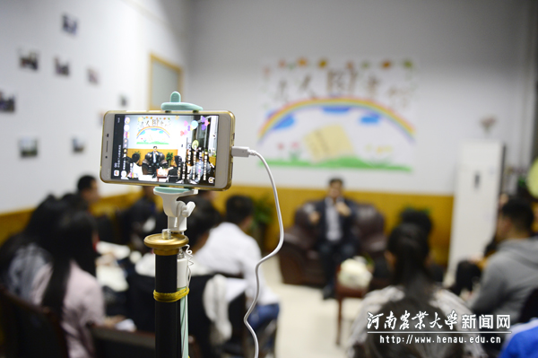 活动采用网络直播实现了线上线下的互动 活动采用网络直播实现了线上线下的互动