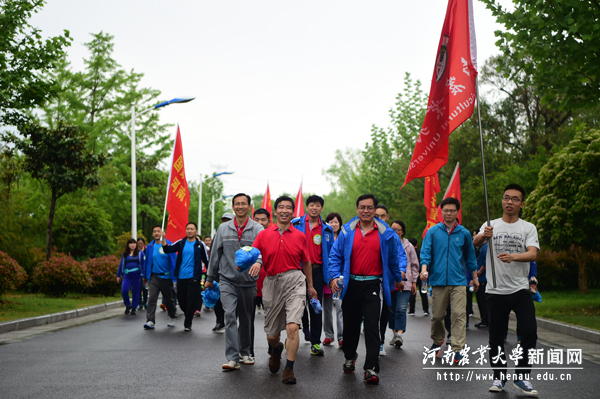 我校参赛队员领走在第一方阵 我校参赛队员领走在第一方阵