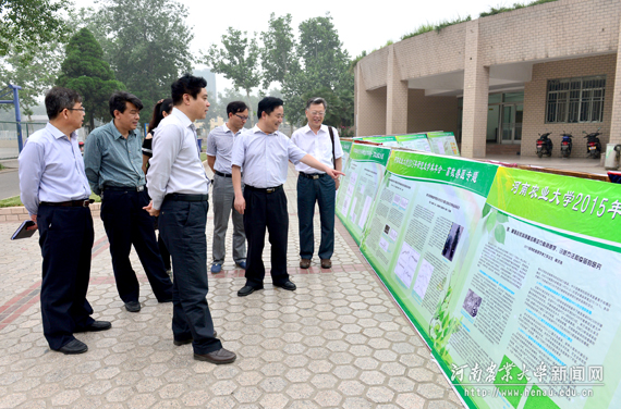 研究生墙报吸引大家驻足观看 研究生墙报吸引大家驻足观看