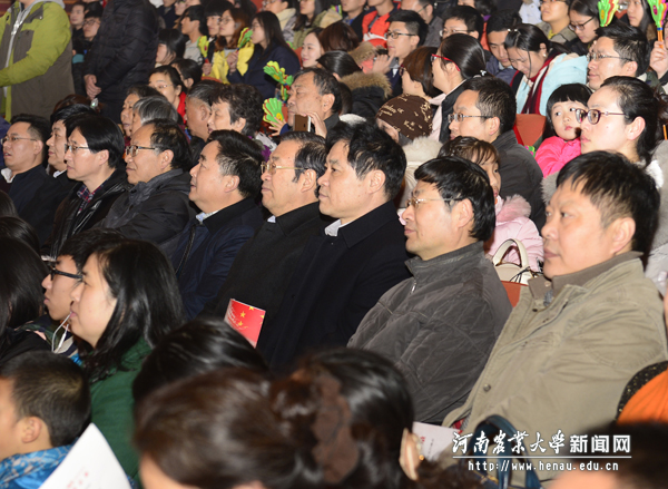 校领导与师生一起观看晚会