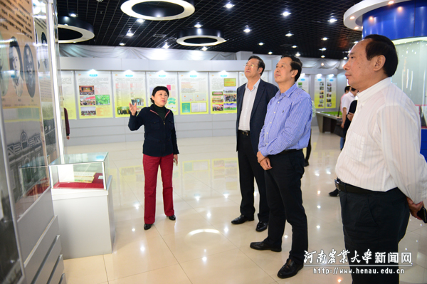 华中农业大学党委书记李忠云一行参观校史馆 华中农业大学党委书记李忠云一行参观校史馆