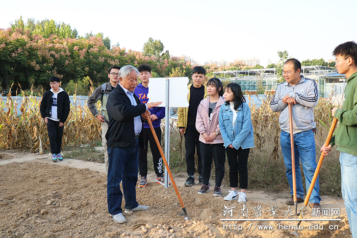 郭天财教授向同学们展示播种方法 郭天财教授向同学们展示播种方法